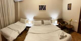 Хостелы Friendship Hostel & Tours Ереван Семейный номер с балконом-3
