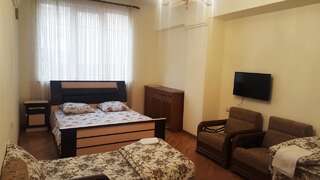 Хостелы Friendship Hostel & Tours Ереван Трехместный номер Делюкс-2
