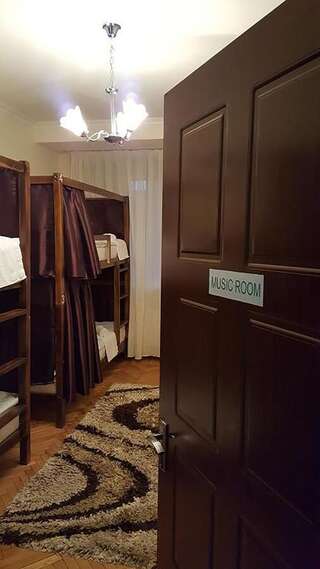 Хостелы Friendship Hostel & Tours Ереван Кровать в общем 6-местном номере для мужчин и женщин-3